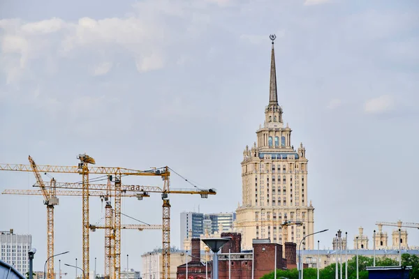 Высотные Строительные Краны Заднем Плане Высокий Рост Сталина Москве — стоковое фото