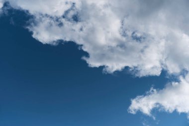 Mavi gökyüzüne karşı beyaz bulutlar