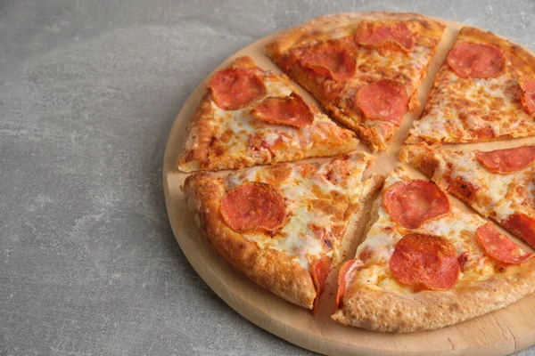 Pepperoni Pizza Met Worst Grijs Beton Achtergrond — Stockfoto