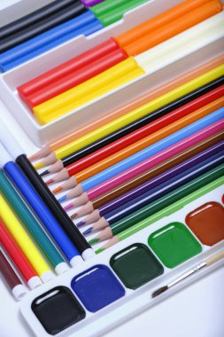 Çocuklar, yaratıcılık ve çizim okulu renkli kalemler, suluboya boyalar, keçeli kalemler ve plastik kalemlerden oluşuyor.