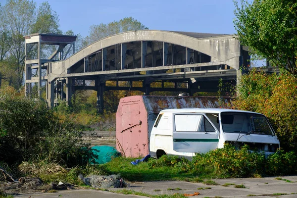 Stare Porzucone Tło Samochodu Opuszczonego Zniszczonego Hangaru — Zdjęcie stockowe
