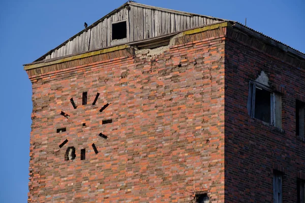 時計の壁と古いレンガ造りの建物 — ストック写真