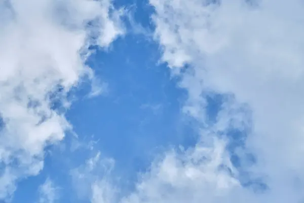 Λευκά Σύννεφα Ενάντια Στον Γαλάζιο Ουρανό — Φωτογραφία Αρχείου
