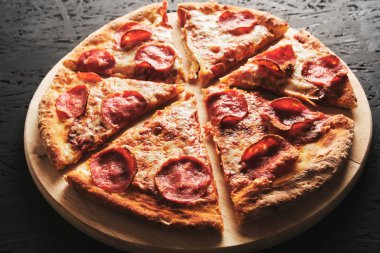 Biberli pizza ve sosis yakın plan.