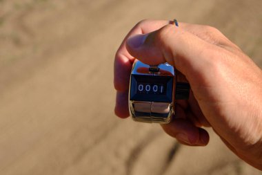 Elinizdeki doğru sayım için manuel mekanik sayaç