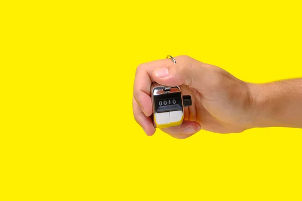 Ręczny Licznik Mechaniczny Dłoni Żółtym Tle — Zdjęcie stockowe