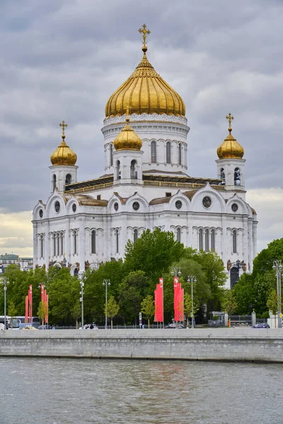 Moscou Rússia 2023 Catedral Cristo Salvador Fundo Vermelho Bandeiras Instaladas — Fotografia de Stock