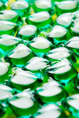 Sarı zeminde yeşili yıkamak için arka plan kapsülleri