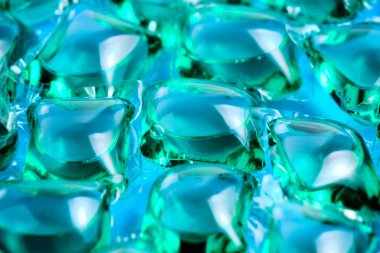 Mavi arkaplanda yeşili yıkamak için arka plan kapsülleri