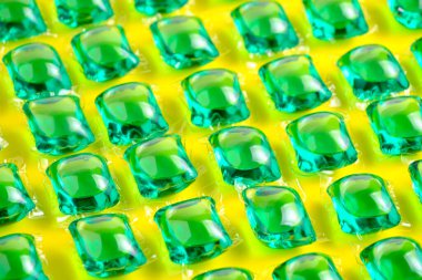 Sarı zeminde yeşili yıkamak için arka plan kapsülleri