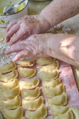 Evde mantı pişirmek ve modellik yapmak.