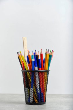 Kalemleri ve cetveli düzenleyici, kırtasiye için ayakta durun kova ışığı arkaplanı