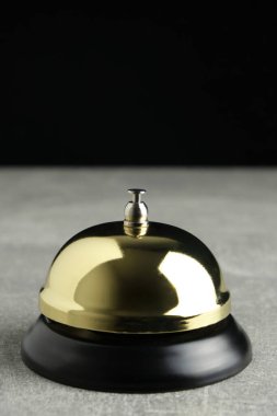 Desktop Call Bell altın renginde beton arka plan. Otel resepsiyonu, retro tarzı, klasik.