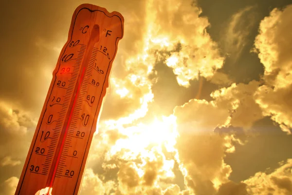 Tání Pouličního Teploměru Proti Jasnému Letnímu Slunci Vysoká Teplota Letní — Stock fotografie
