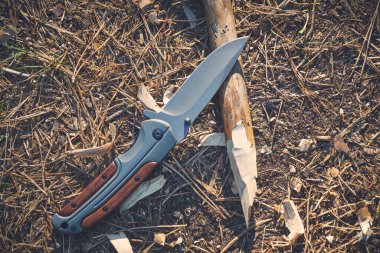 Hayatta kalmak için katlanan av bıçağı ve sivri uçlu çivi.