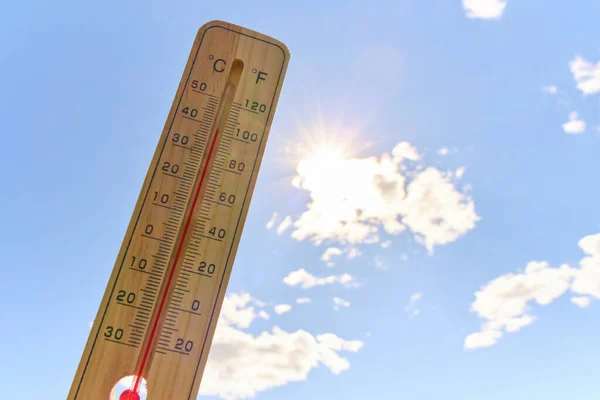 Tahta Dış Mekan Termometre Arka Plan Kavurucu Yaz Güneşi Mavi — Stok fotoğraf