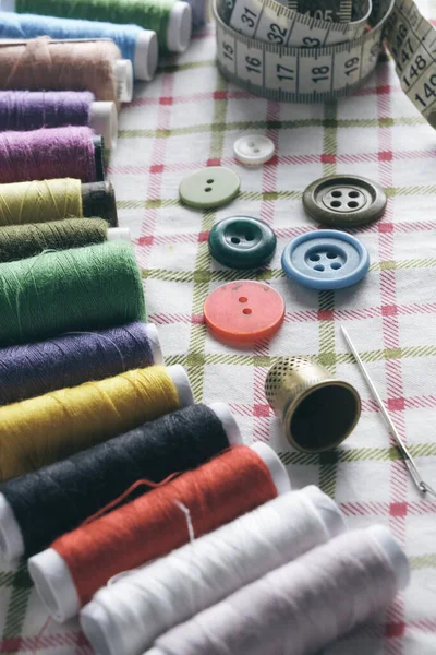 Sysats Bestående Nål Fingerborg Trådar Och Mätmätare Textilbakgrund — Stockfoto