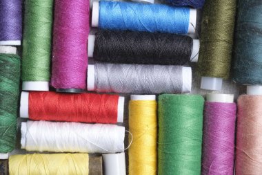 Kesme ve dikme için çok renkli başlıkları ayarla