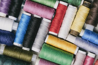 Kesme ve dikme için çok renkli başlıkları ayarla