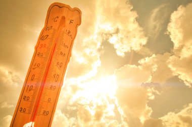 Eriyen sokak termometresi parlak yaz güneşine karşı. Yüksek sıcaklık. Daha sıcak. Küresel ısınma kavramı.