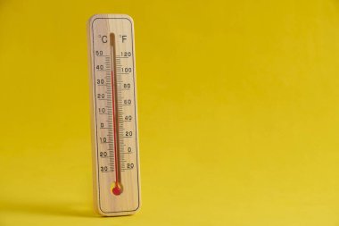 Tahta dış mekan termometre sarı arka plan