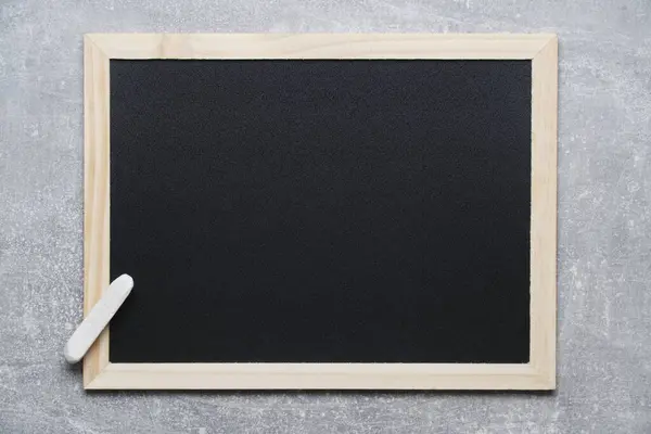 粉笔底灰混凝土墙黑板 — 图库照片