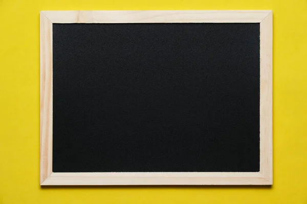 Zwart Schoolbord Voor Notities Houten Frame Gele Achtergrond — Stockfoto