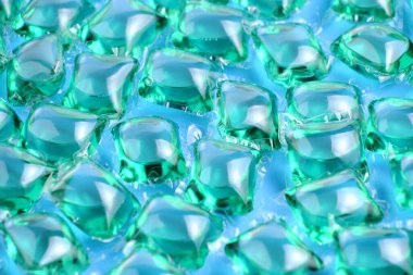 Mavi arkaplanda yeşili yıkamak için arka plan kapsülleri