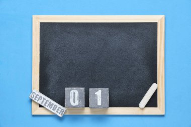 Tebeşir mavisi arkaplanlı karatahta ve takvimde Eylül 01