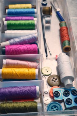 Kesmek ve dikmek için çok renkli iplikler