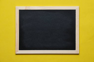Ahşap çerçeve sarı arka plan notları için siyah karatahta