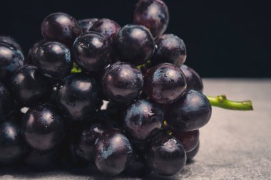 Yakından bir demet siyah üzüm.