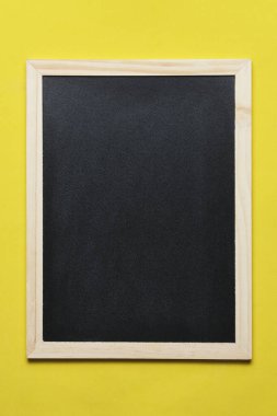 Ahşap çerçeve sarı arka plan notları için siyah karatahta