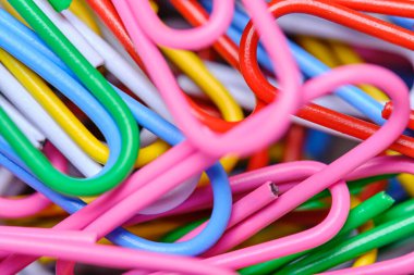 Çok renkli ataçların soyut arkaplanı