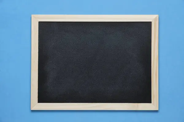 Czarna Tablica Notatek Drewnianej Ramie Niebieskie Tło — Zdjęcie stockowe