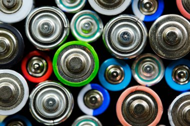 Arkaplan çeşitli çeşitlilikte ve renkli, kullanılmış pillerden oluşur