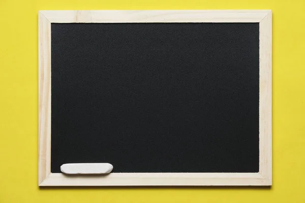 Chalkboard Com Giz Sobre Fundo Amarelo Brilhante — Fotografia de Stock
