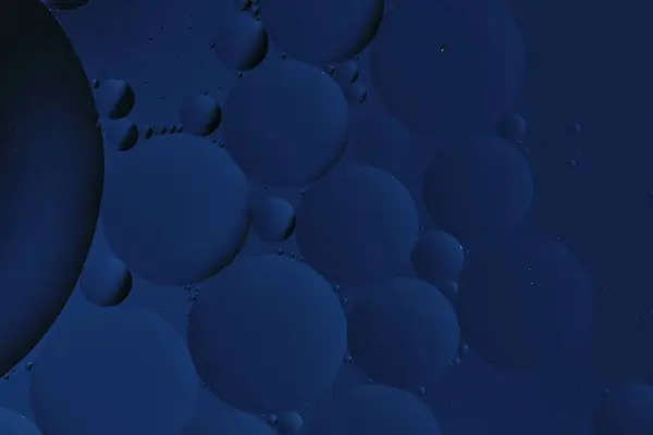 Foto Macro Com Círculos Superfície Água Gotas Óleo Fundo Azul — Fotografia de Stock
