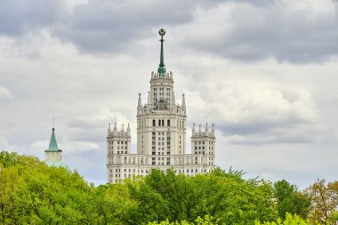 Moskova, Rusya 08.05.2023.Kotelnicheskaya seti üzerindeki konut binası