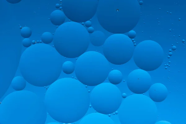 Макро Фотографії Колами Олії Крапель Води Поверхні Абстрактний Синій Фон — стокове фото