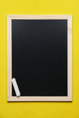 Parlak sarı arkaplanda tebeşirle yazı tahtası