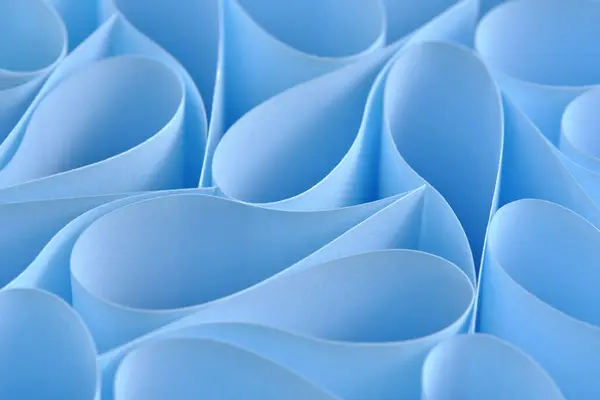 スムーズなラインを持つ抽象的で青い紙の背景 — ストック写真