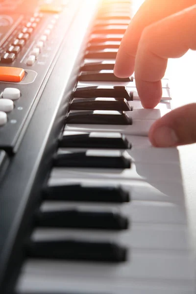 Синтезатор Клавіш Натискання Пальців Освітлюється Контурним Світлом Вікна — стокове фото