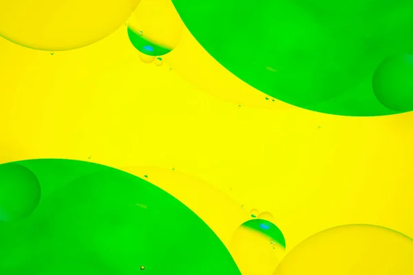 Makroaufnahme Mit Kreisen Öltröpfchen Wasseroberfläche Abstrakter Grüner Und Gelber Hintergrund — Stockfoto