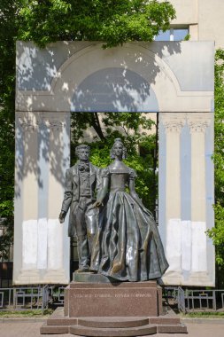 Moskova Rusya May.10.2023 Alexander Puşkin ve Natalia Goncharova Anıtı Arbatskaya Caddesi 'nde