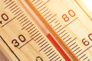 Tahta dış hava termometresi 30 derece santigrat derece ve 80 derece fahrenhayt gösteriyor.