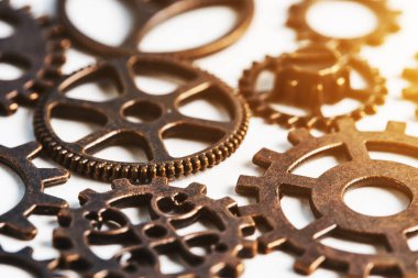 Steampunk beyaz arkaplanda vites yaptı