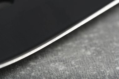 Keskin bir bıçakla