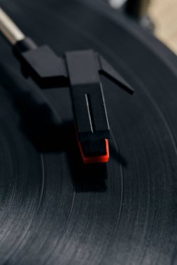 Klasik vinil plak çalar. Yakın plan.