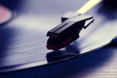 Klasik vinil plak çalar. Pencereden gün ışığını gösteren yakın plan.